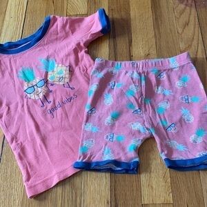 Old Navy pineapple pj good vibes set 5T fit is 4T gently used.